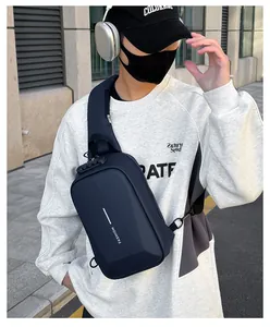 Detalle de bolsa de pecho rígida antirrobo con candado de combinación y logo
