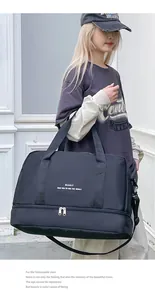 Detalle de bolsa de viaje negra de gran capacidad con compartimento inferior para calzado