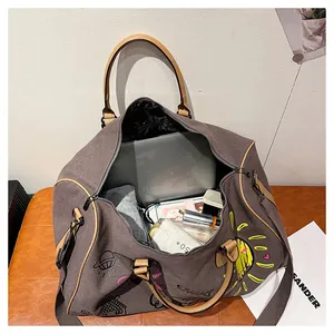 Vue de dessus de l'intérieur du grand sac de voyage graffiti montrant le rangement