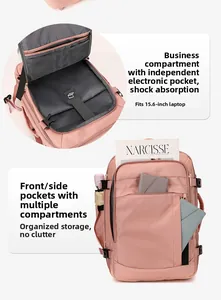 Vista detallada del compartimento interno de la mochila rosa para laptop de 15,6