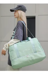Detalle del bolso de viaje verde menta con compartimento inferior de separación en seco
