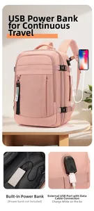 Detalle de mochila de viaje rosa con puerto de carga USB externo y conexión de cable