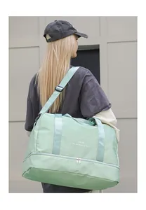 Detalle del compartimento separado para zapatos en una bolsa de viaje verde menta