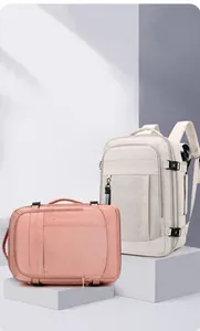 Detalle de mochila de viaje multifuncional en beige y rosa con dos modos de transporte