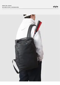 Detail eines Sportrucksacks mit großem Fassungsvermögen und Fach für Tennisschläger