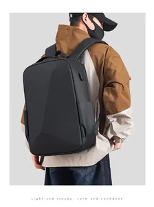 Détail du port de charge USB sur le sac à dos antivol noir à coque rigide 3D moderne