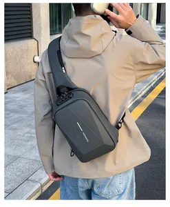 Detalle del cierre de combinación en un bolso de pecho rígido con diseño geométrico