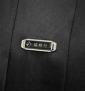 Dettaglio del tessuto impermeabile con elegante logo in metallo ottagonale dello zaino