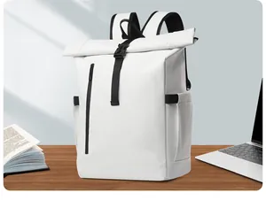 Détail du sac à dos blanc imperméable à fermeture enroulée avec zip vertical et poches
