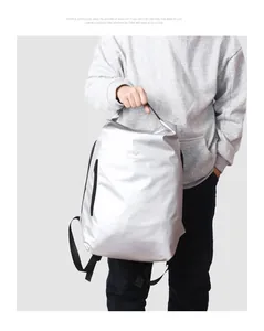 Detailaufnahme des silbergrauen wasserdichten Fitness-Rucksacks mit Free Movement Logo-Design
