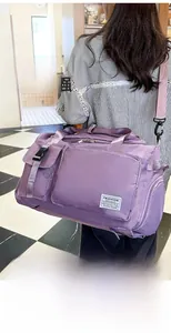 Dettaglio borsa da viaggio viola con fibbie laterali regolabili e spalline resistenti