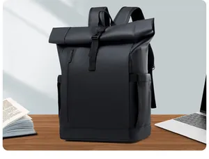 Détail d'un sac à dos étanche à fermeture par enroulement et poche latérale sur un bureau