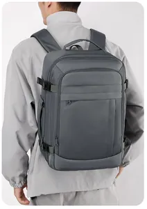 Mochila gris impermeable en modelo con múltiples compartimentos funcionales con cremallera
