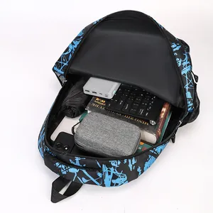 Zwarte rugzak met blauwe sprayprint, grote capaciteit voor laptop, boeken en gadgets