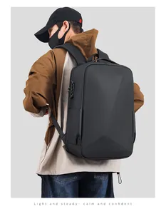 Détail de la serrure antivol mécanique sur le sac à dos rigide noir pour hommes