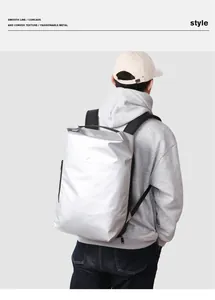 Rückansicht eines großen silbernen Metallic-Rucksacks mit schwarzen Gurten am Modell