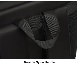 Dettaglio della robusta maniglia in nylon con cuciture rinforzate su zaino da ufficio