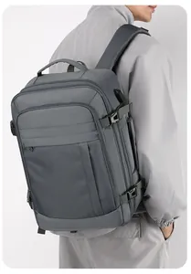 Vista lateral de mochila gris con tela impermeable y detalle de puerto de carga USB