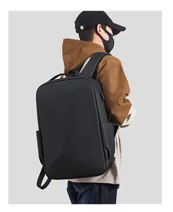 Vue latérale du sac à dos rigide géométrique noir avec bretelles ergonomiques et poche