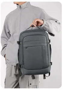 Detalle de mochila impermeable gris oscuro con múltiples compartimentos con cremallera
