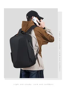 Détail du sac à dos pour ordinateur avec port USB intégré et coque rigide géométrique