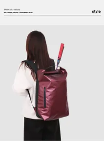 Wasserdichter weinroter Roll-Top-Sportrucksack mit Badmintonschläger für Reisen