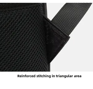 Dettaglio della cucitura a triangolo rinforzata e rete traspirante sullo zaino da lavoro