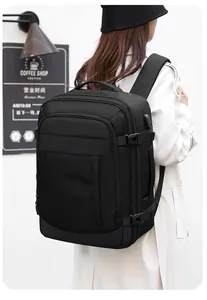 Primer plano de mochila de viaje negra impermeable con puerto USB y hebillas laterales