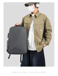 Détail du verrou antivol et du port de charge USB sur le sac à dos rigide gris pour homme