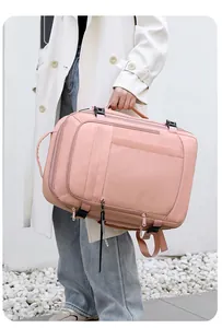 Mochila de viaje rosa de gran capacidad sobre un fondo blanco minimalista