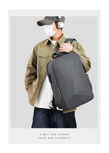 Détail d'un sac à dos d'affaires rigide avec design géométrique et serrure à code antivol