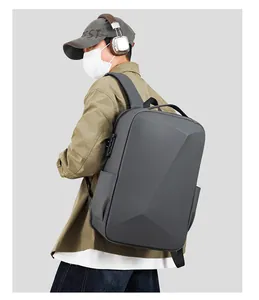 Détail d'un sac à dos rigide avec serrure TSA antivol et design géométrique chic