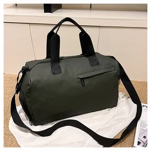 Detail van de olijfgroene waterdichte reistas met zwarte nylon riemen op stof