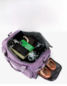 Dettaglio della borsa sportiva viola con grande capacità per vestiti e scarpe