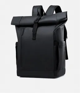Vue détaillée du tissu imperméable noir mat et du zip vertical sur le sac à dos