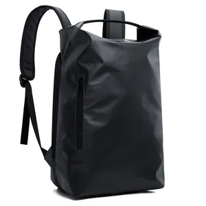 Wasserdichter großer Roll-Top Fitness-Rucksack in Schwarz mit ergonomischen Gurten