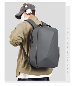 Détail du verrou de sécurité TSA sur le sac à dos rigide gris pour ordinateur portable