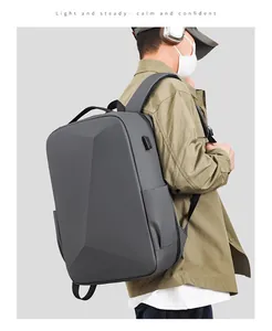 Détail du sac à dos gris à coque rigide doté d'un port de charge USB externe intégré