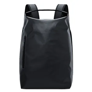 Wasserabweisender schwarzer Reise-Rucksack mit Free Movement Logo in minimalistischem Stil