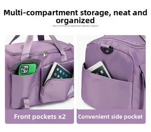Dettaglio borsa da viaggio viola con due tasche con zip e scomparto laterale portaoggetti