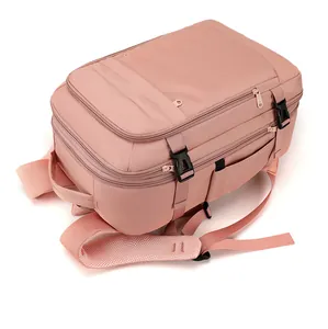 Vista detallada de mochila de viaje rosa impermeable con correas de malla y asas