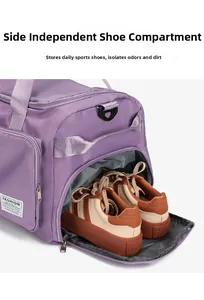 Vista dettagliata della borsa da viaggio viola con scomparto per scarpe impermeabile