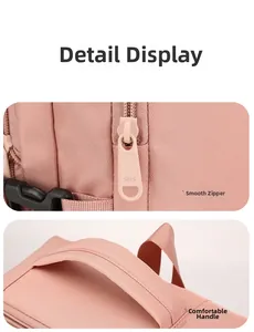 Detalle de la mochila rosa con cremalleras SBS suaves y un asa de tela acolchada