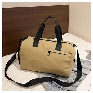 Detailweergave van kaki nylon reistas met zwarte riemen op een wit bedoppervlak