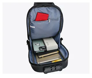 Vista interior del bolso bandolera rígido negro con gran capacidad para una tableta