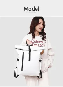 Vue détaillée du sac à dos étanche blanc à fermeture roll-top avec fermeture éclair avant