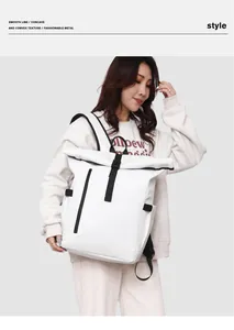 Détail du sac à dos étanche à fermeture par enroulement blanc avec boucles noires sur modèle