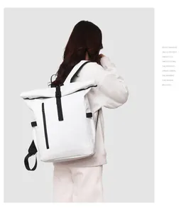 Détail du sac à dos étanche blanc à fermeture enroulable avec sangles noires de ville
