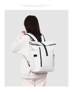 Vue détaillée du sac à dos étanche blanc à fermeture roll-top avec boucles noires contrastées