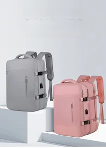 Détail d'un sac à dos de voyage avec boucle latérale et port de chargement USB externe